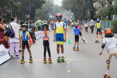KOLKATA, Batı BENGAL, INDIA - 17 HAZİRAN 2016: Tanımlanamayan şehir çocukları 