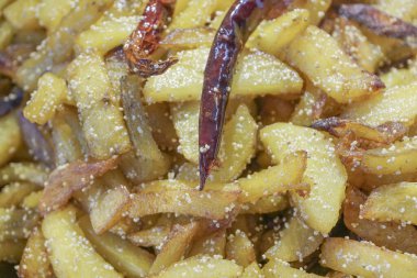 Kızarmış patates parçalarıyla kırmızı biberli bir fast food tabağı yakın plan. Hintliler arasında lezzetli bir aperatif olarak popülerdir..