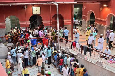 KOLKATA, Batı BENGAL, INDIA - 27 Mayıs 2019: Roja veya Ramazan ayında Nakhoda Mashid 'de iftar partisi adı verilen içecekleri için sıraya giren Müslüman insanlar.