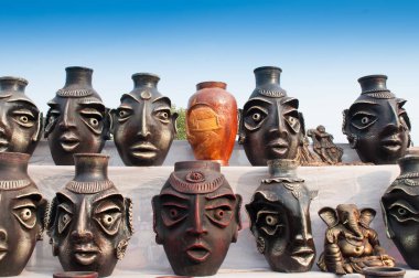 KOLKATA, Batı BENGAL, INDIA - 14 ARALIK 2013: Asya 'nın en büyük el sanatları fuarı olan Kolkata' daki El Sanatları Fuarı sırasında sergilenmektedir.