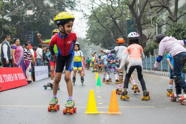 KOLKATA, Batı BENGAL, INDIA - 17 HAZİRAN 2016: Tanımlanamayan şehir çocukları 