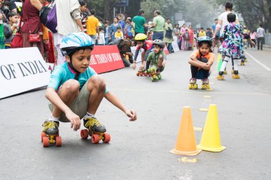 KOLKATA, Batı BENGAL, INDIA - 17 HAZİRAN 2016: Tanımlanamayan şehir çocukları 
