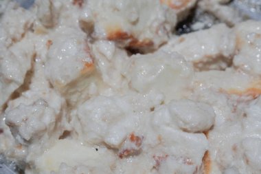 Tabakta servis edilen taze beyaz paneer küpleri. Resmi kapat.