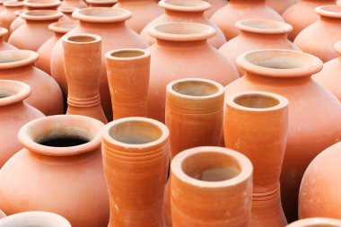 KOLKATA, Batı BENGAL, INDIA - NOVEMBER 23RD 2014: Asya 'nın en büyük el sanatları fuarı olan Kolkata' daki El Sanatları Fuarı sırasında sergilenen terracotta tencereleri, el sanatları eserleri.