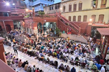 KOLKATA, Batı BENGAL, INDIA - 27 Mayıs 2019: Müslüman insanlar, Roja veya Ramazan ayında Nakhoda Mashid 'de iftar partisi adı verilen yemek ve içeceklerle gün boyu oruç tutuyorlar.