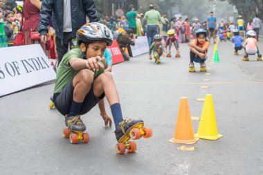 KOLKATA, Batı BENGAL, INDIA - 17 HAZİRAN 2016: Tanımlanamayan şehir çocukları 
