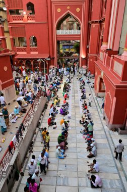 KOLKATA, Batı BENGAL, INDIA - 27 Mayıs 2019: Müslüman insanlar, Roja veya Ramazan ayında Nakhoda Mashid 'de iftar partisi adı verilen yemek ve içeceklerle gün boyu oruç tutuyorlar.