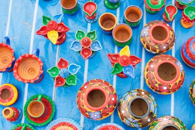 Çamurdan yapılmış renkli çömlekler, Kolkata 'daki El Sanatları Fuarı sırasında sergilenen el sanatları, daha önceki Kalküta, Batı Bengal, Hindistan. Asya 'nın en büyük el sanatları fuarıdır..