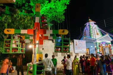 HOWRAH, Batı BEST BENGAL, Hindistan - 15 Nisan 2018: Çocuklar Nagordola 'ya biniyorlar - Bengali' nin yeni yılının ilk gününü kutlamak için geleneksel bir eğlence gezisi. Gajan veya Charak popüler bir Hindu festivali..