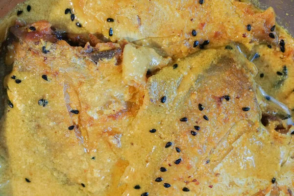プレート上のポンフレット魚の作品 スパイシーなインド料理 ベンガリスや南アジアの間で人気があります — ストック写真