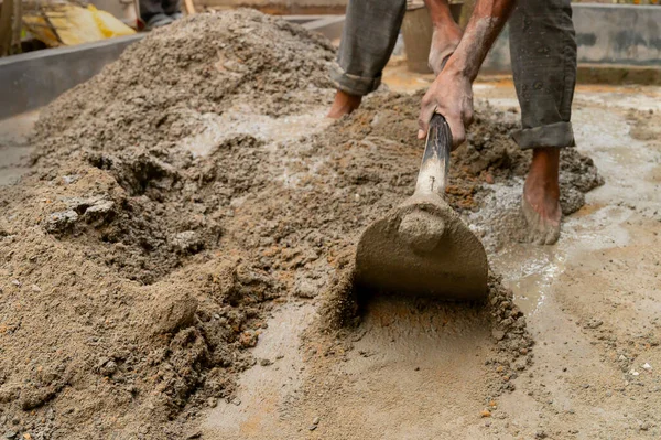 Indische Arbeiter Mischen Zement Und Wasser Manuell Mit Einer Schaufel — Stockfoto