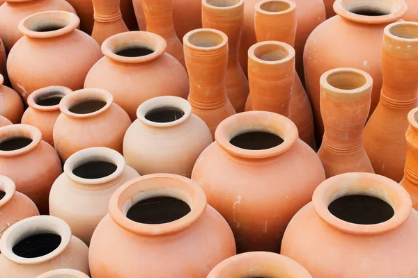 KOLKATA, Batı BENGAL, INDIA - NOVEMBER 23RD 2014: Asya 'nın en büyük el sanatları fuarı olan Kolkata' daki El Sanatları Fuarı sırasında sergilenen terracotta tencereleri, el sanatları eserleri.