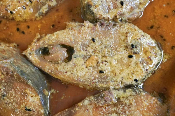 조각들을 접시에 인디안 요리를 만들었다 방글라데시의 물고기이다 남부와 벵골인들 사이에서 — 스톡 사진