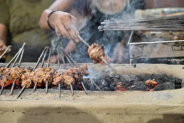 Chicken Seekh Kababs Werden Bei Hitze Grill Mit Metallspießen Gegrillt — Stockfoto