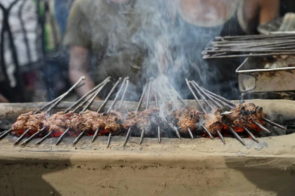 Chicken Seekh Kababs Werden Bei Hitze Grill Mit Metallspießen Gegrillt — Stockfoto