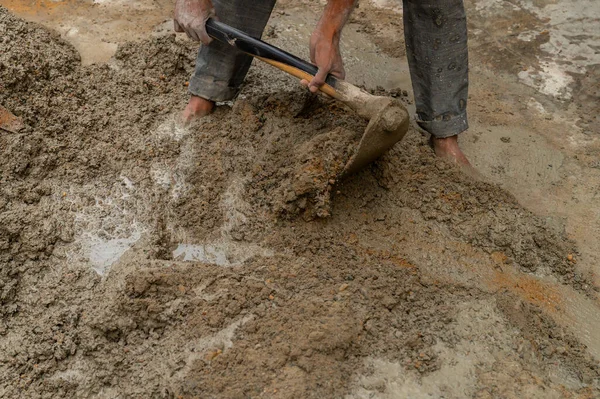 Trabalho Indiano Mistura Cimento Água Manualmente Chão Usando Uma Imagem — Fotografia de Stock