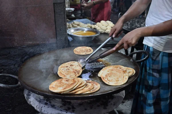 インドのコルカタでストリートフードとして販売されているラチャの副菜は フライパンで熱々で調理されています インドは辛いインドのベジタリアンストリートフードで有名です — ストック写真