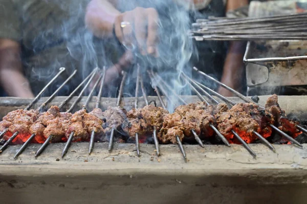 Chicken Seekh Kababs Werden Bei Hitze Grill Mit Metallspießen Gegrillt — Stockfoto