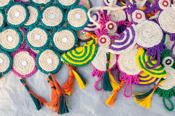 在印度西孟加拉邦加尔各答市加尔各答的手工艺品交易会期间 用黄麻和手工艺品制成的彩色门垫和垫子正在展出 这是亚洲最大的手工艺品交易会 — 图库照片