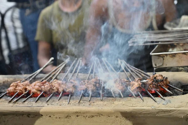 Chicken Seekh Kababs Werden Bei Hitze Grill Mit Metallspießen Gegrillt — Stockfoto