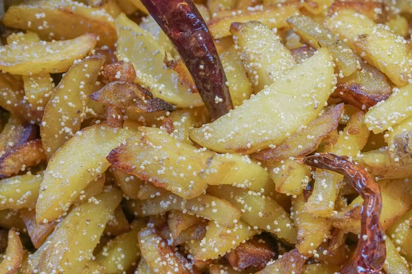 Nahaufnahme Von Gebratenen Kartoffelstücken Mit Gebratenem Red Chilli Einem Fast — Stockfoto