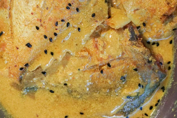 プレート上のポンフレット魚の作品 スパイシーなインド料理 ベンガリスや南アジアの間で人気があります — ストック写真