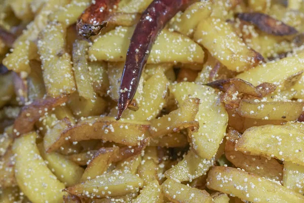 Kızarmış Patates Parçalarıyla Kırmızı Biberli Bir Fast Food Tabağı Yakın — Stok fotoğraf