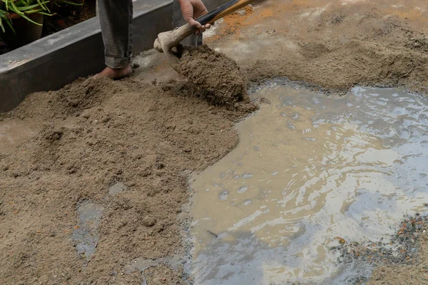 Indiase Arbeid Mengen Cement Water Handmatig Vloer Met Behulp Van — Stockfoto
