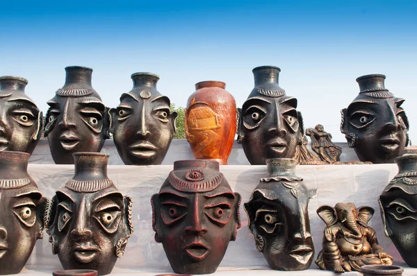 KOLKATA, Batı BENGAL, INDIA - 14 ARALIK 2013: Asya 'nın en büyük el sanatları fuarı olan Kolkata' daki El Sanatları Fuarı sırasında sergilenmektedir.