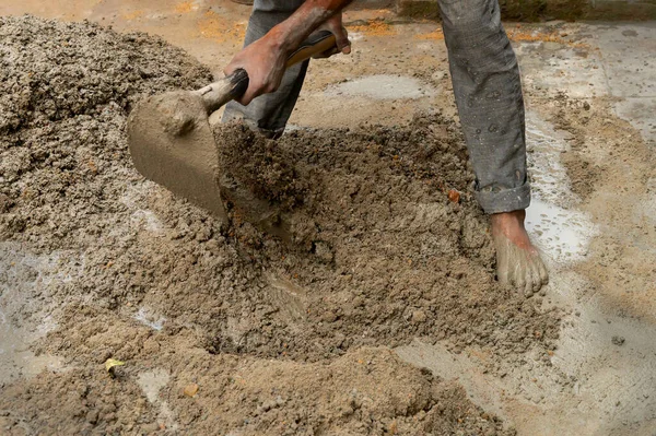 Indische Arbeiter Mischen Zement Und Wasser Manuell Mit Einer Schaufel — Stockfoto