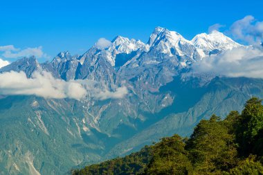 Ravangla 'daki Himalaya dağlarının güzel manzarası, Sikkim. Himalaya, Asya 'nın en büyük sıradağlarından biridir, çoğunlukla en yüksek 50 tepe, Everest dağı da dahil olmak üzere dünyanın en yüksek dağlarıdır..