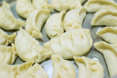 Momo 'ya yakın, Tibet, Nepal, Butan ve Sikkim' e özgü bir Güney Asya hamur köftesi türü. Çin baozi ve jiaozi, Moğol buuz, Japon gyoza ve Kore mandu 'suna benzer. Stok fotoğrafı.