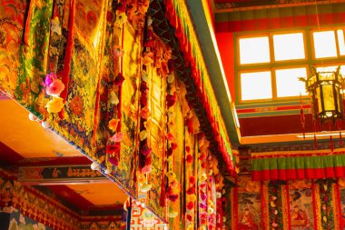 Budist Thangka - pamuk üzerinde bir Tibet Budist tablosu, ya da ipek uygulaması - Ralong, Sikkim, Hindistan 'da bir manastırda. İzinle resim çekimi.