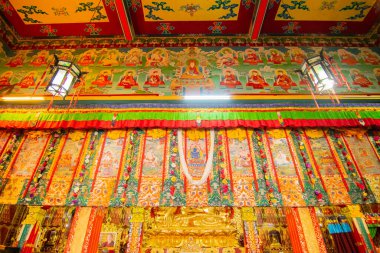 Ralong, Ralong Manastırı, Sikkim, Hindistan 'daki Budist manastırının renkli iç dekorasyonu. İzinle resim çekimi.