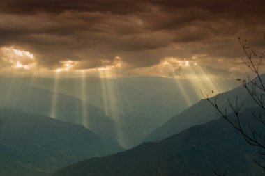 Rabangla, Sikkim, Hindistan 'dan gelen güneş ışınları. Arka planda Himalaya dağları var. Sikkim 'li Büyük Himalayalar' ın muhteşem manzarası..