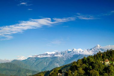Ravangla 'daki Himalaya dağlarının güzel manzarası, Sikkim. Himalaya, Asya 'nın en büyük sıradağlarından biridir, çoğunlukla en yüksek 50 tepe, Everest dağı da dahil olmak üzere dünyanın en yüksek dağlarıdır..