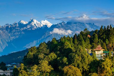 Ravangla 'daki Himalaya dağlarının güzel manzarası, Sikkim. Himalaya, Asya 'nın en büyük sıradağlarından biridir, çoğunlukla en yüksek 50 tepe, Everest dağı da dahil olmak üzere dünyanın en yüksek dağlarıdır..