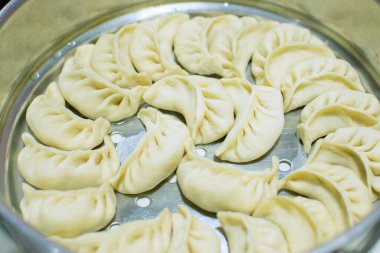 Momo 'ya yakın, Tibet, Nepal, Butan ve Sikkim' e özgü bir Güney Asya hamur köftesi türü. Çin baozi ve jiaozi, Moğol buuz, Japon gyoza ve Kore mandu 'suna benzer. Stok fotoğrafı.