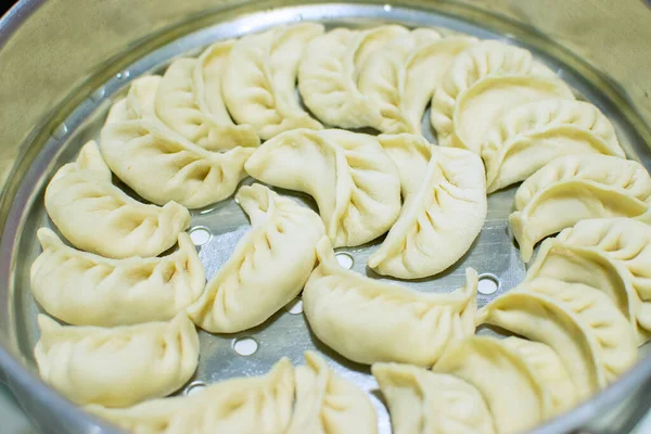 Momo 'ya yakın, Tibet, Nepal, Butan ve Sikkim' e özgü bir Güney Asya hamur köftesi türü. Çin baozi ve jiaozi, Moğol buuz, Japon gyoza ve Kore mandu 'suna benzer. Stok fotoğrafı.