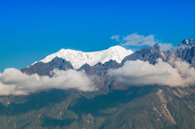 Dünya 'nın üçüncü en yüksek dağı olan Kangchenjunga, Himalaya' nın Sikkim, Hindistan 'dan güneye uzanan Kabru Dağı' nda güneşin doğuşunun güzel ilk ışığı. Nepal Hindistan sınırı.