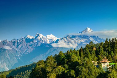 Ravangla 'daki Pandim Dağı' nın güzel manzarası, Sikkim. Himalaya, Asya 'nın en büyük sıradağlarından biridir, çoğunlukla en yüksek 50 tepe, Everest dağı da dahil olmak üzere dünyanın en yüksek dağlarıdır..