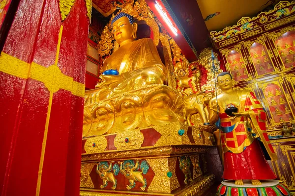 Goutam Buddha 'nın dini altın heykeli, Budist dini sembolü Sikkim Manastırı - Sikkim, Hindistan. İzinle resim çekimi.