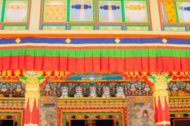 Güzel ve çok renkli Rabangla Manastırı - Sikkim, Hindistan 'daki Ralong Manastırı. İzinle resim çekimi.