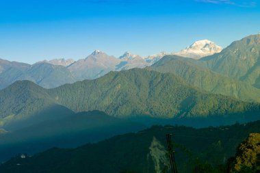 Ravangla 'daki Himalaya dağlarının güzel manzarası, Sikkim. Himalaya, Asya 'nın en büyük sıradağlarından biridir, çoğunlukla en yüksek 50 tepe, Everest dağı da dahil olmak üzere dünyanın en yüksek dağlarıdır..
