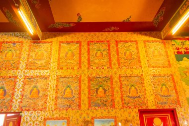 Ralong, Ralong Manastırı, Sikkim, Hindistan 'daki Budist manastırının renkli iç dekorasyonu. İzinle resim çekimi.