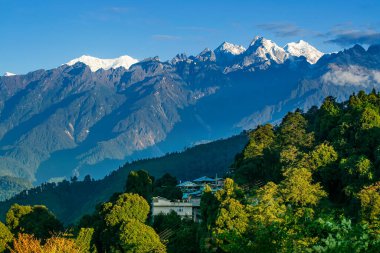 Ravangla 'daki Himalaya dağlarının güzel manzarası, Sikkim. Himalaya, Asya 'nın en büyük sıradağlarından biridir, çoğunlukla en yüksek 50 tepe, Everest dağı da dahil olmak üzere dünyanın en yüksek dağlarıdır..