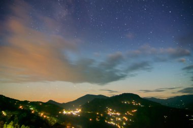 Hava kararınca Rinchenpong, Sikkim, Hindistan 'da. Rinchenpong şehriyle birlikte, akşam karanlığında gökyüzü Himalaya Dağları, Hindistan 'dan gelen ışıkla aydınlanıyor..