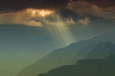 Rabangla, Sikkim, Hindistan 'dan gelen güneş ışınları. Arka planda Himalaya dağları var. Sikkim 'li Büyük Himalayalar' ın muhteşem manzarası..