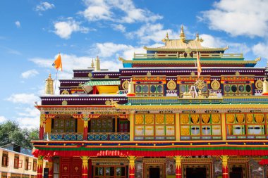 Güzel ve çok renkli Rabangla Manastırı - Sikkim, Hindistan 'daki Ralong Manastırı. İzinle resim çekimi.