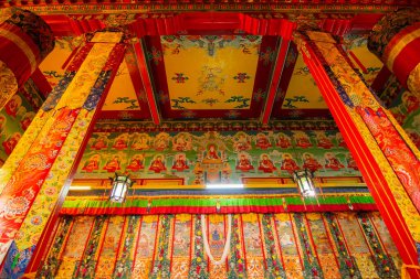 Ralong, Ralong Manastırı, Sikkim, Hindistan 'daki Budist manastırının renkli iç dekorasyonu. İzinle resim çekimi.